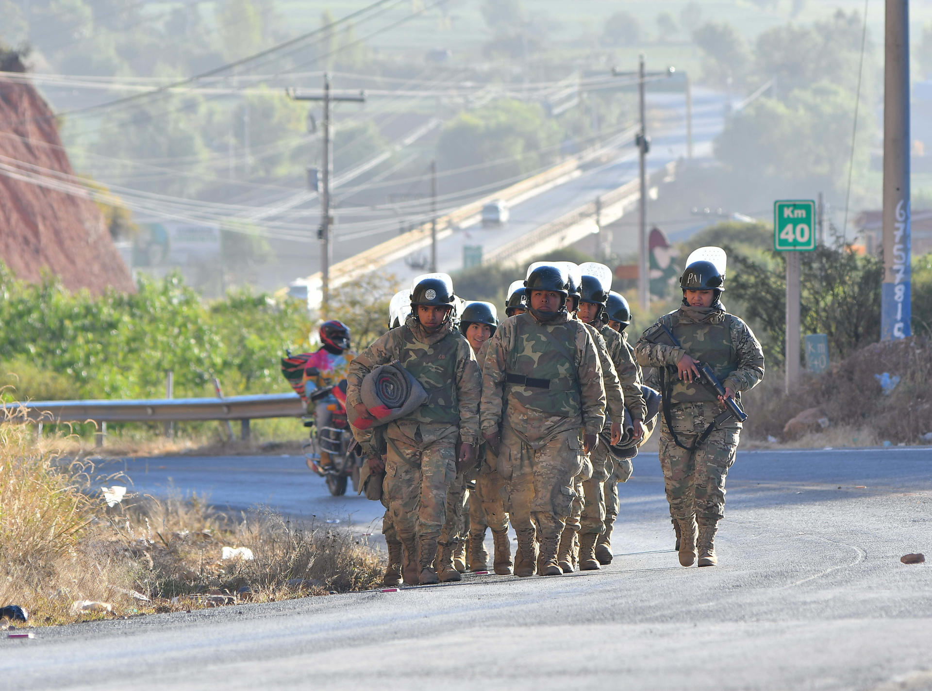 Integrantes del Ejercito de Bolivia custodian para evitar nuevos puntos de bloqueo este 20 de junio de 2026, en Parotani (Bolivia). EFE/Jorge Ábrego
