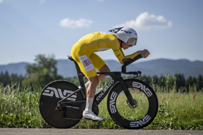 El esloveno Tadej Pogacar (UAE) en la contrarreloj de la Vuelta a Suiza disputada sobre 23,7 km en Aarburg. EFE/EPA/GIAN EHRENZELLER
