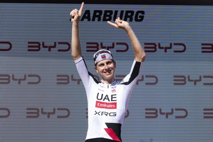 El esloveno Tadej Pogacar (UAE) tras imponerse en la contrarreloj de la Vuelta a Suiza. EFE/EPA/GIAN EHRENZELLER

