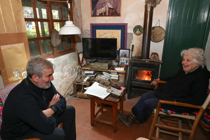 El presidente del Gobierno de Canarias, Fernando Clavijo Batlle (i), habla con Lucia Topolansky, viuda del expresidente de Uruguay José Mujica, durante un encuentro en su chacra (finca rural) este 20 de junio de 2026, a las afueras de Montevideo (Uruguay). EFE/ Federico Gutiérrez
