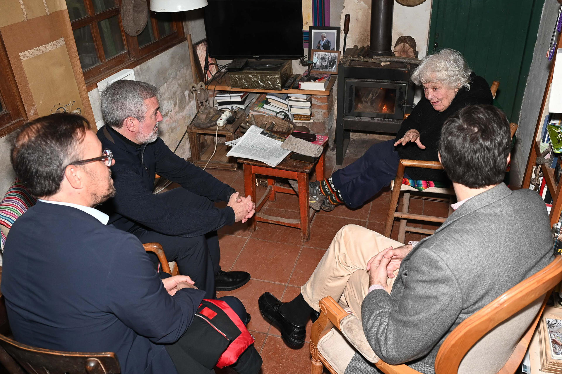 El presidente del Gobierno de Canarias, Fernando Clavijo Batlle (2-i), habla con Lucia Topolansky (2-d), viuda del expresidente de Uruguay José Mujica, junto al viceconcejero del gabinete del presidente de Uruguay, Octavio Carballo (i), y el embajador de España en Uruguay, Javier Salido Ortiz, durante un encuentro este sábado, a las afueras de Montevideo (Uruguay). EFE/ Federico Gutiérrez