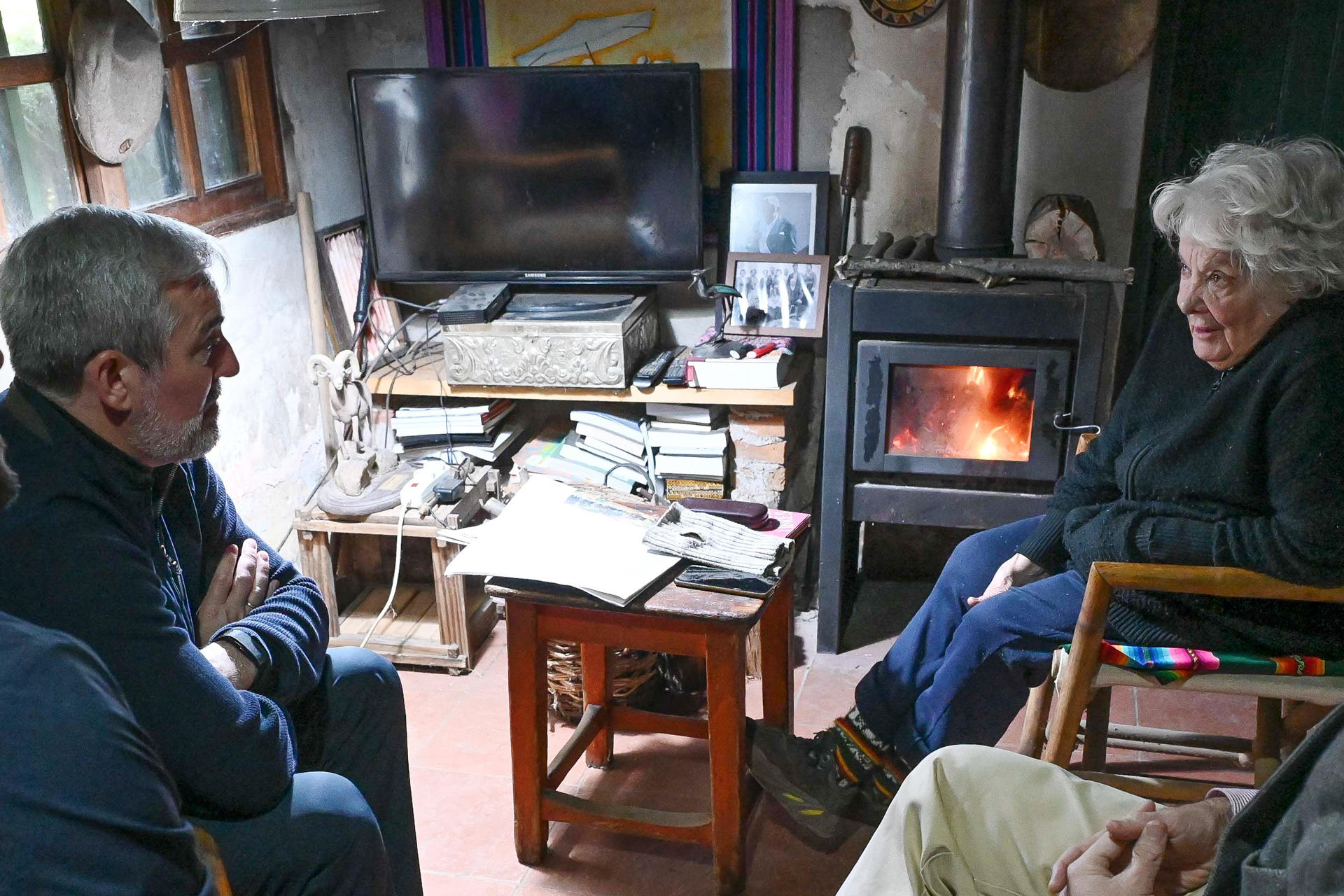 El presidente del Gobierno de Canarias, Fernando Clavijo Batlle (i), habla con Lucia Topolansky, viuda del expresidente de Uruguay José Mujica, durante un encuentro en su chacra (finca rural) este 20 de junio de 2026, a las afueras de Montevideo (Uruguay). EFE/ Federico Gutiérrez