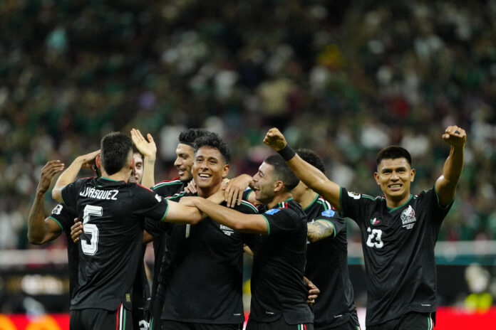 Jugadores de México celebran un gol de Luis Romo en el duelo entre México y Corea del Sur, en el estadio Akron en Guadalajara (México). EFE/ Francisco Guasco
