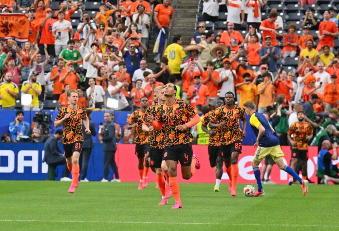 Virgil van Dijk (C) y sus compañeros en el calentamiento antes del partido Países Bajos - Suecia del Mundial 2026 disputado este sábado en Houston.- EFE/EPA/SAM WASSON
