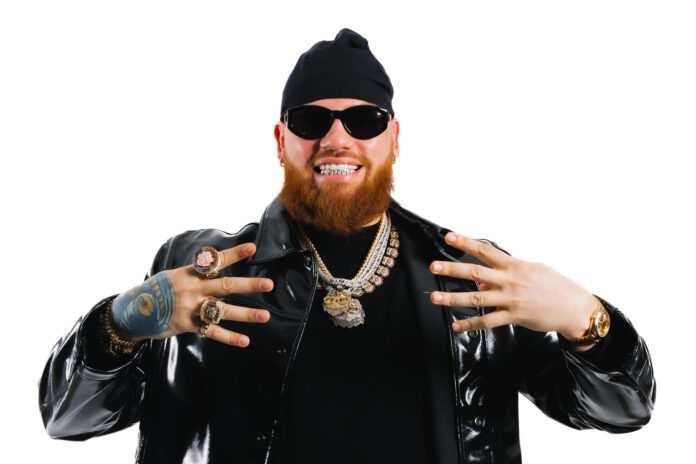 Fotografía cedida por Rimas Entertainment donde se ve el artista urbano puertorriqueño Miky Woodz quien lanzó su nueva producción, 'Everything RiaL', el cual reafirma su legado dentro del trap latino y que dice que no está basado 