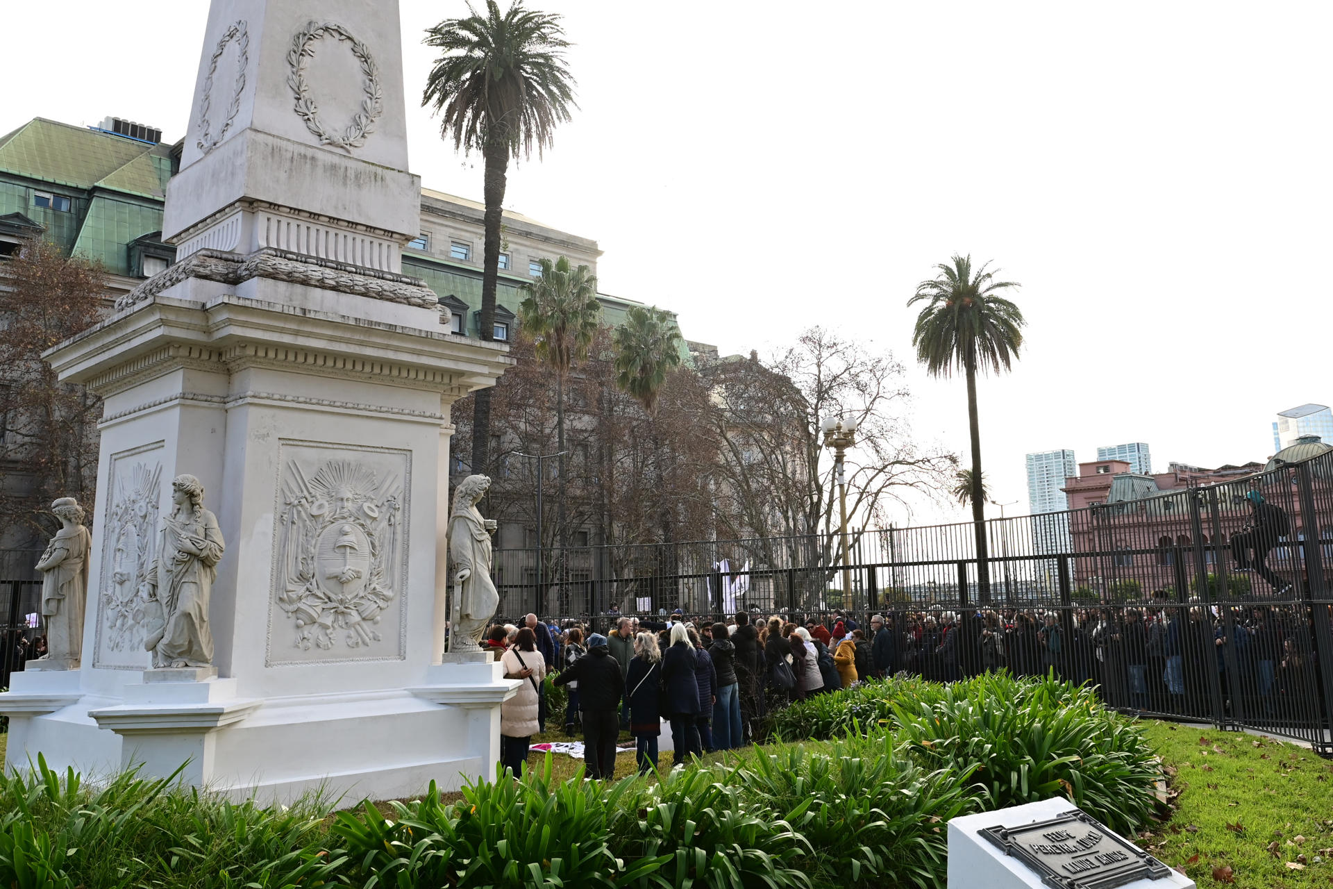 Familiares y amigos participan en la diseminación de las cenizas de Taty Almeida, referente de las Madres de Plaza de Mayo fallecida el pasado domingo, este sábado en la Plaza de Mayo en Buenos Aires (Argentina). EFE/Matías Martín Campaya
