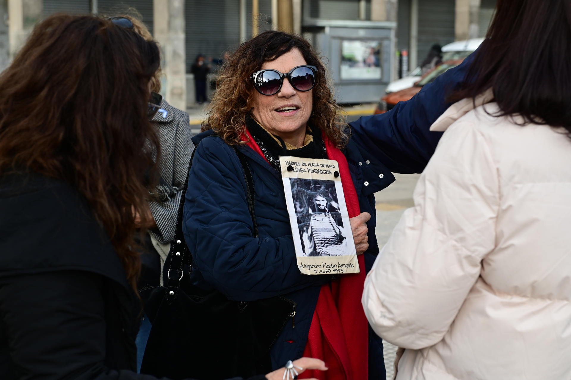 Fabiana Almeida (c), hija de Taty Almeida, referente de Madres de Plaza de Mayo fallecida el pasado domingo, asiste a la diseminación de las cenizas de su madre, este sábado en la Plaza de Mayo en Buenos Aires (Argentina). EFE/Matías Martín Campaya
