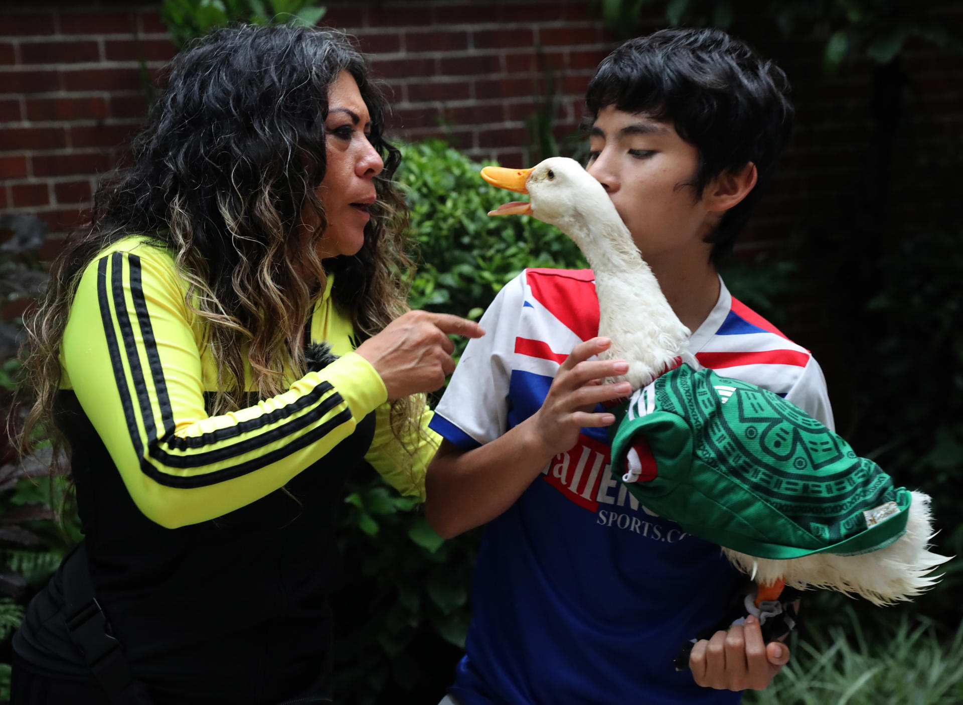 Karla Gómez (i) y su hijo Cristian posan con su pato Merlín durante una entrevista con EFE este viernes, en Ciudad de México (México). EFE/Mario Guzmán