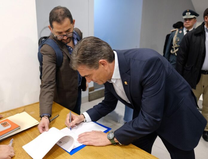 Fotografía cedida por la Oficina de prensa de la Presidencia de Bolivia, del presidente, Rodrigo Paz, quien firma el decreto que dispone el estado de excepción ante los persistentes bloqueos de carreteras en el país, este sábado en La Paz (Bolivia). EFE/Presidencia de Bolivia
