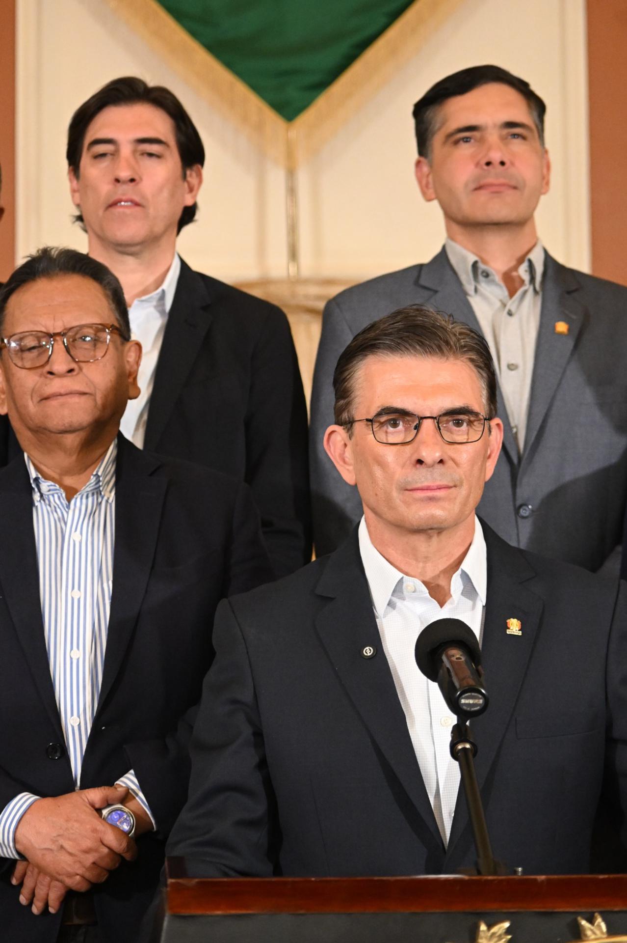 Fotografía cedida por la Oficina de prensa de la Presidencia de Bolivia, del presidente, Rodrigo Paz (c), quien da un mensaje al país junto a sus ministros, este sábado en La Paz (Bolivia). Paz anunció este sábado la imposición del estado de excepción en Bolivia "para liberar las carreteras del país", tras siete semanas de protestas y bloqueos de carreteras de sectores campesinos y afines al exmandatario Evo Morales, que exigen su renuncia. EFE/Presidencia de Bolivia
