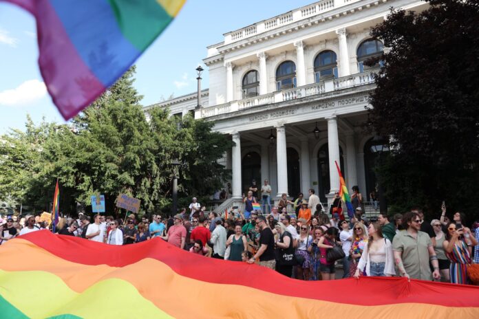 Los participantes ondean una bandera arcoíris durante la 7ª Marcha del Orgullo en Sarajevo. EFE/EPA/HAZIM ALJOVIC BOSNIA AND HERZEGOVINA OUT
