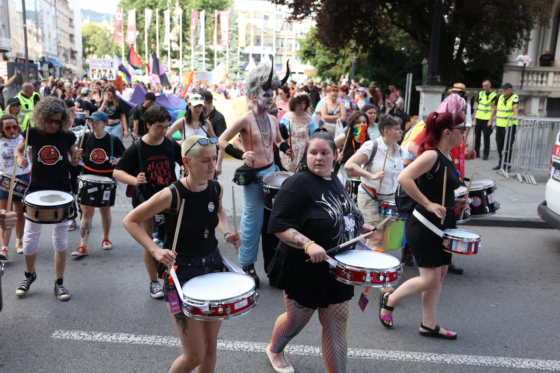Participantes tocan tambores durante la 7ª Marcha del Orgullo en Sarajevo. EFE/EPA/HAZIM ALJOVIC BOSNIA AND HERZEGOVINA OUT
