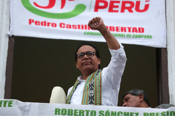 El candidato izquierdista Roberto Sánchez habla en una rueda de prensa este sábado, en Lima (Perú). EFE/ Paolo Aguilar
