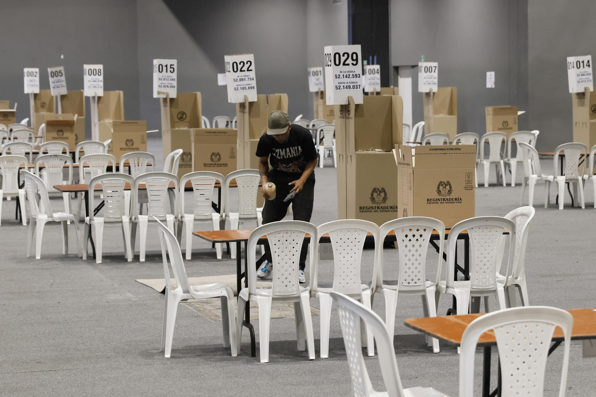 Una persona prepara un puesto de votación este sábado, en el recinto ferial de Corferias en Bogotá (Colombia). EFE/ Carlos Ortega