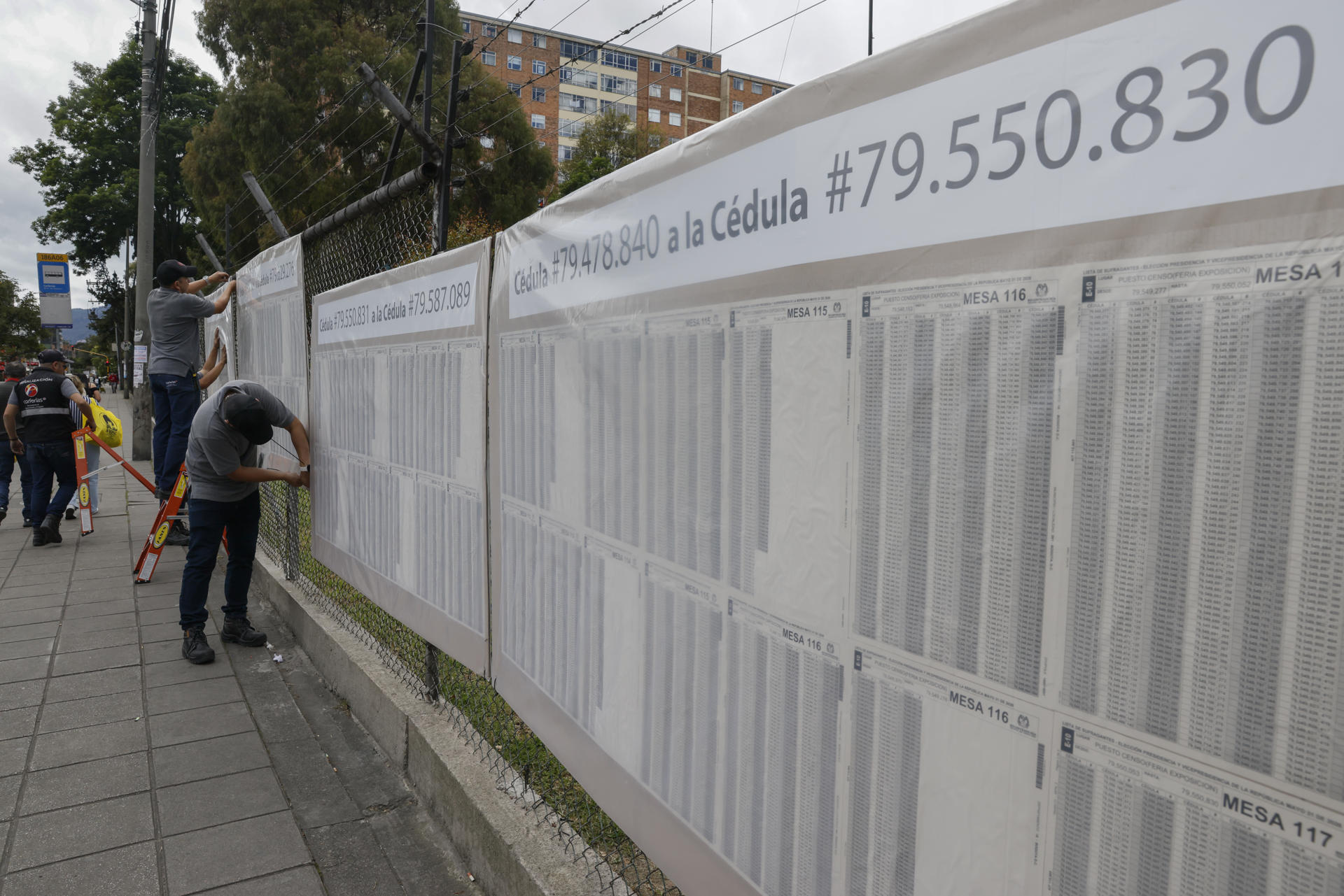 Personas preparan un puesto de votación este sábado, en el recinto ferial de Corferias en Bogotá (Colombia). EFE/ Carlos Ortega