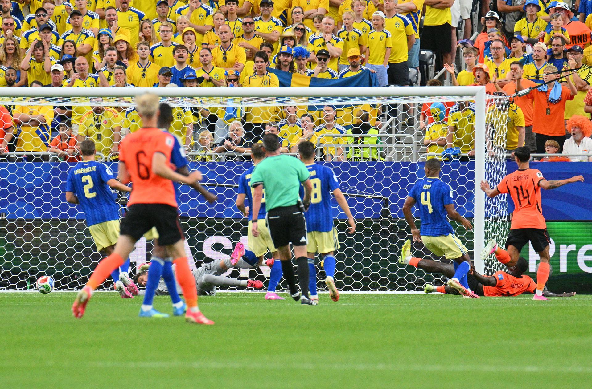 Brian Brobbey, de Países Bajos (d), marca el 2-0 durante el partido de la fase de grupos de la Copa Mundial de la FIFA 2026 entre Países Bajos y Suecia, en Houston (EE.UU.). EFE/SAM WASSON
