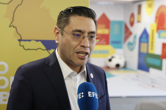 El presidente del Consejo Nacional Electoral (CNE), Cristian Quiroz, habla durante entrevista con EFE este 20 de junio de 2026, en Bogotá (Colombia). EFE/ Carlos Ortega
