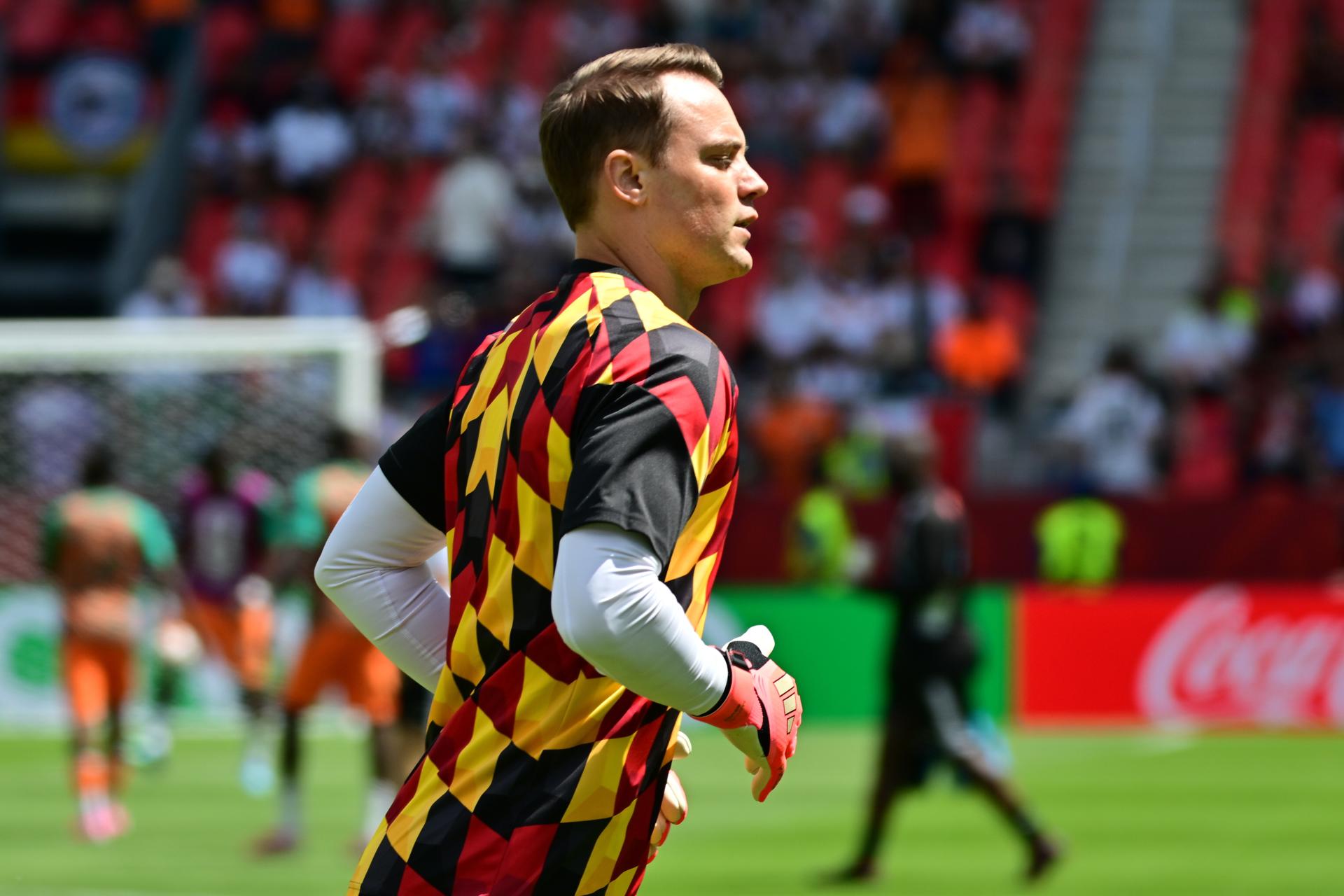 Imagen del calentamiento del portero de la selección de Alemania, Manuel Neuer, quien se apresta a agrandar este sábado su leyenda al alcanzar los 21 partidos en la Copa del Mundo contra Costa de Marfil en el Toronto Stadium de la ciudad canadiense. EFE/ Carlos Ramírez. EFE/EPA/EDUARDO LIMA
