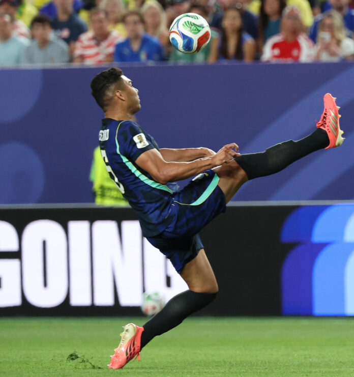 El mediocetro Casemiro está en la órbita del Inter Miami de Lionel Messi para sumarse tras el Mundial, revelaron este sábado fuentes cercanas a la negociación entre el brasileño y el club estadounidense. EFE/ Sebastiao Moreira
