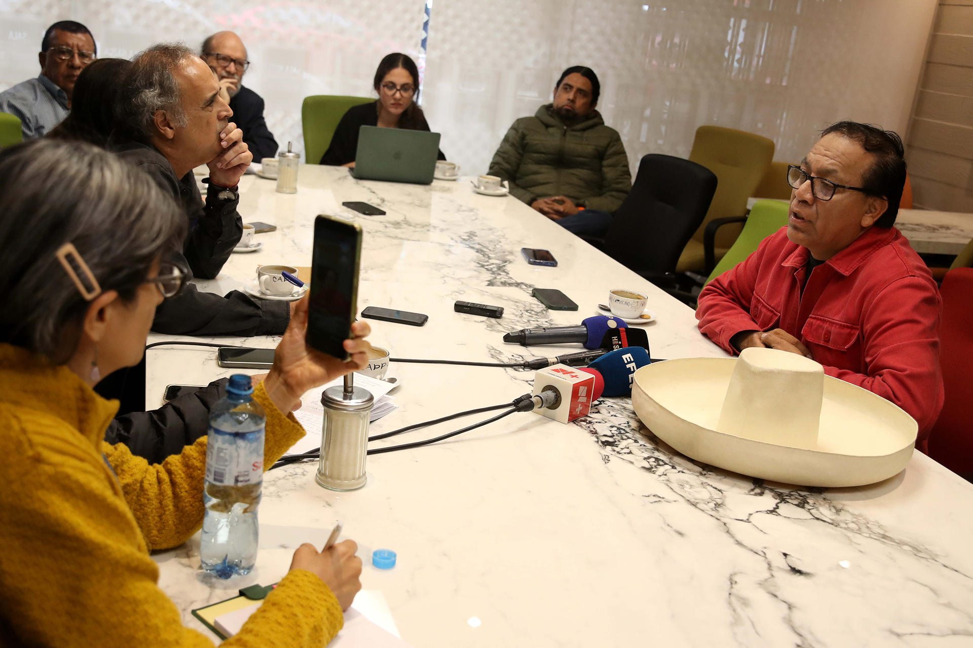 El candidato izquierdista Roberto Sánchez (d) habla en una rueda de prensa este sábado, en Lima (Perú). EFE/ Paolo Aguilar