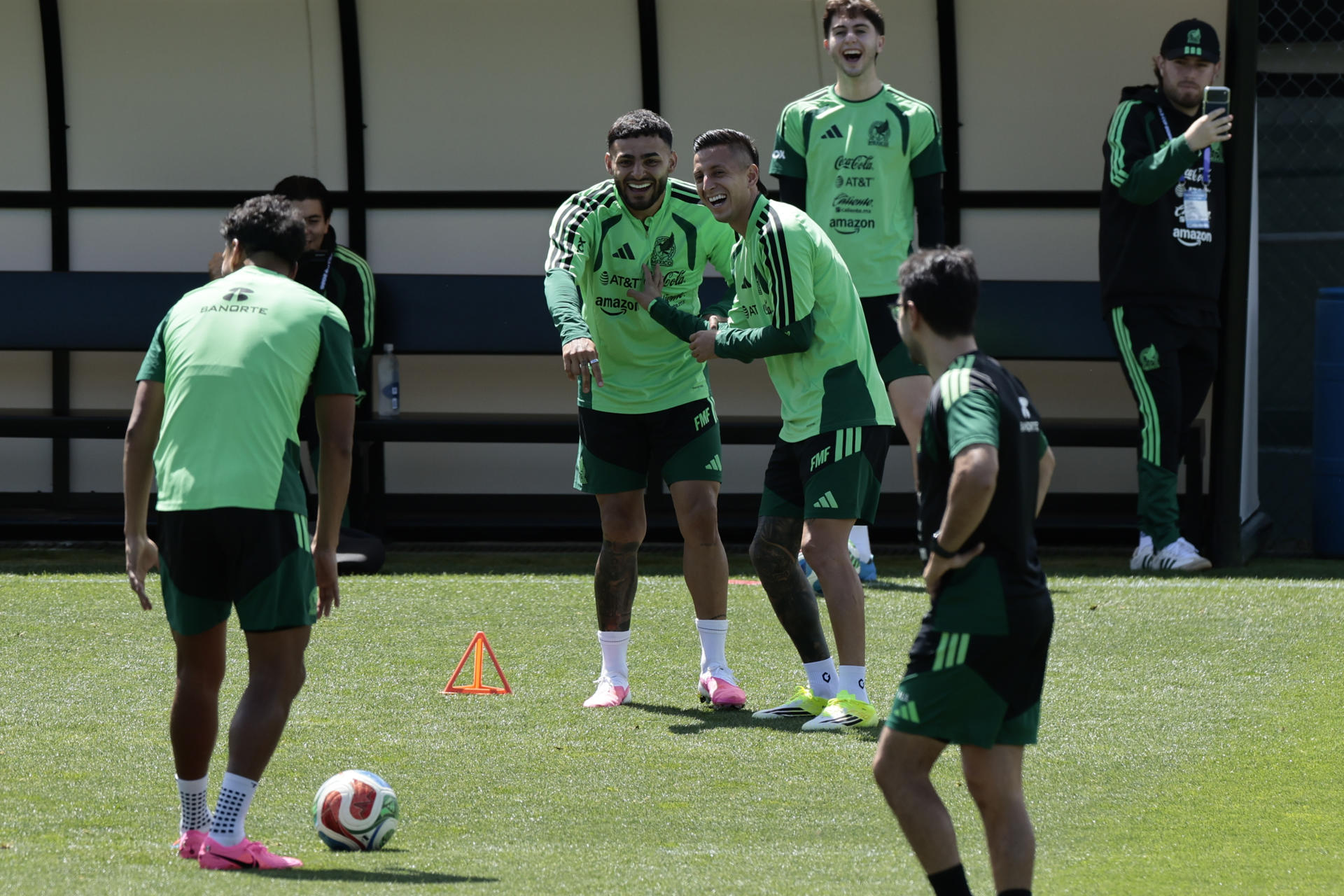 Los jugadores de México Roberto Alvarado (d) y Alexis Vega (i) durante el entrenamiento efectuado este sábado en el Centro de Alto Rendimiento (CAR) de la Federación Mexicana de Fútbol, ubicado al sur de la Ciudad de México. EFE/José Méndez