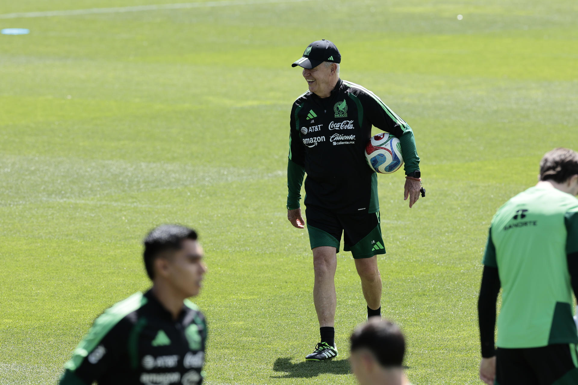El seleccionador mexicano, Javier Aguirre, durante el entrenamiento efectuado este sábado en el Centro de Alto Rendimiento (CAR) de la Federación Mexicana de Fútbol, ubicado al sur de la Ciudad de México. EFE/José Méndez