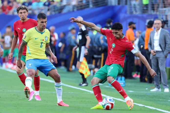 Fotografía del 13 de junio de 2026 en la que se observa a Bruno Guimaraes (i), de Brasil, en acción contra Achraf Hakimi (d), de Marruecos, durante el partido de la fase de grupos de la Copa Mundial de la FIFA 2026 entre Brasil y Marruecos, en East Rutherford, Nueva Jersey (EE.UU.). EFE/OLGA FEDOROVA
