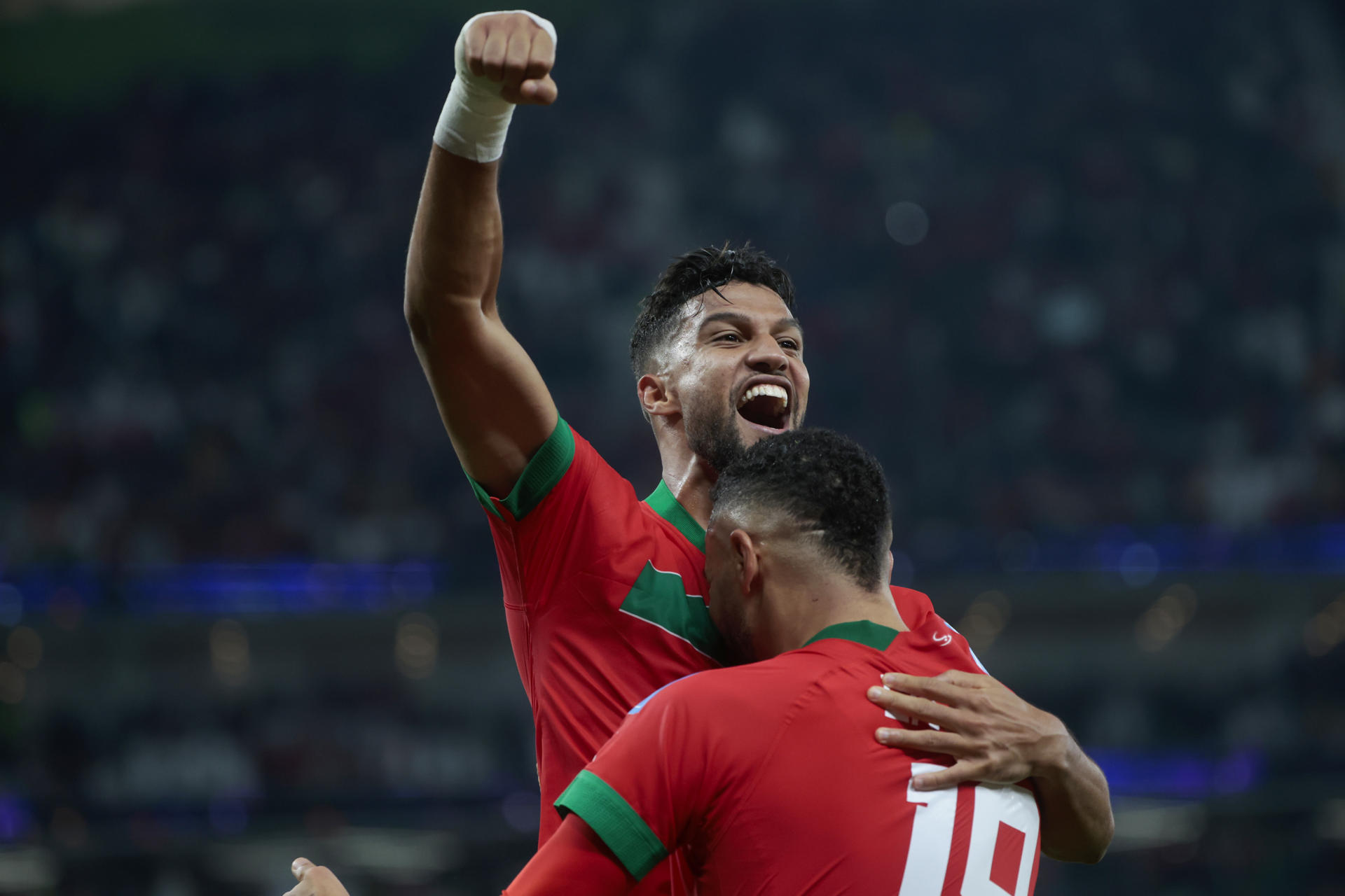 Fotografía de archivo del 10 de diciembre de 2022 en la que se observa a Youssef En-Nesyri (abajo),. de Marruecos, al celebrar un gol con su compañero Yahya Attiat-Allah en un partido de los cuartos de final del Mundial de Fútbol Catar 2022 entre Marruecos y Portugal en el estadio Al Zumama en Doha (Catar). EFE/ Juan Ignacio Roncoroni