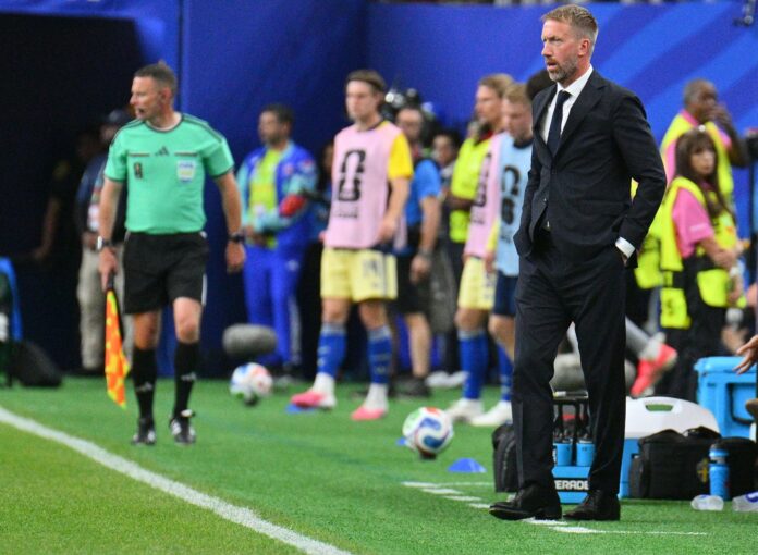 El seleccionador nacional de Suecia, Graham Potter, observa durante el partido de la fase de grupos de la Copa Mundial de la FIFA 2026 entre Países Bajos y Suecia, en Houston (EE.UU.). EFE/SAM WASSON
