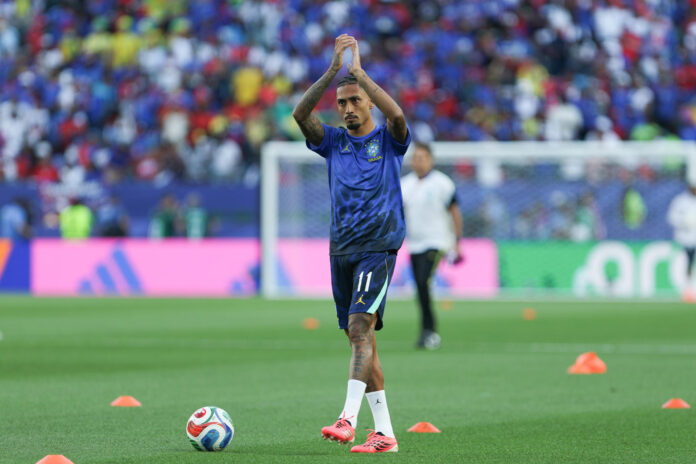 Fotografía del 19 de junio de 2026 en la que se observa a Raphinha, de Brasil, al saludar previo a un partido del grupo C del Mundial de la FIFA 2026 entre Brasil y Haití, en el estadio Lincoln Financial Field en Filadelfia (Estados Unidos). EFE/ David Toro
