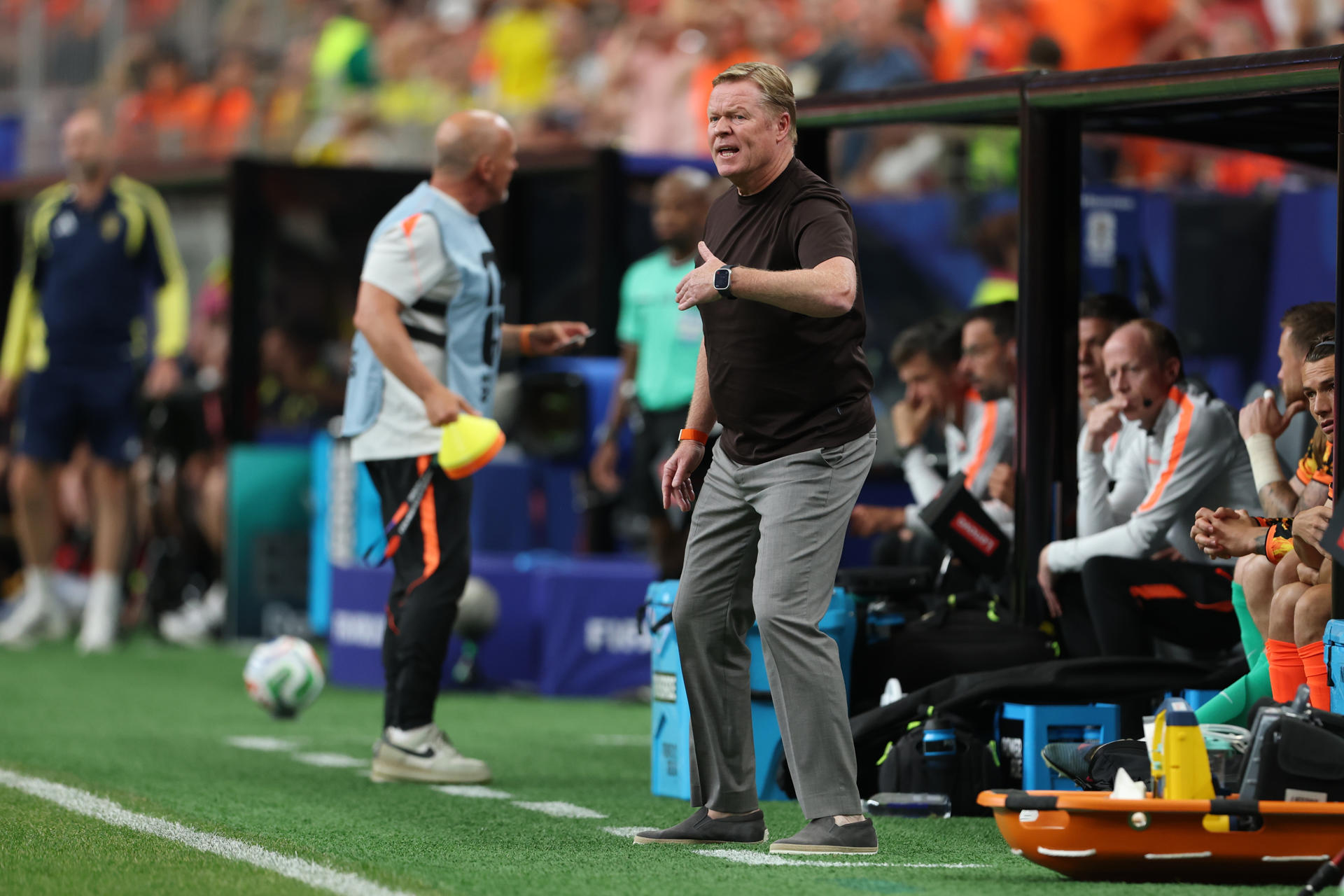El seleccionador nacional de Países Bajos, Ronald Koeman, durante el partido Países Bajos - Suecia del Mundial 2026 disputado este sábado en Houston (EE.UU.). EFE/Carlos Ramírez
