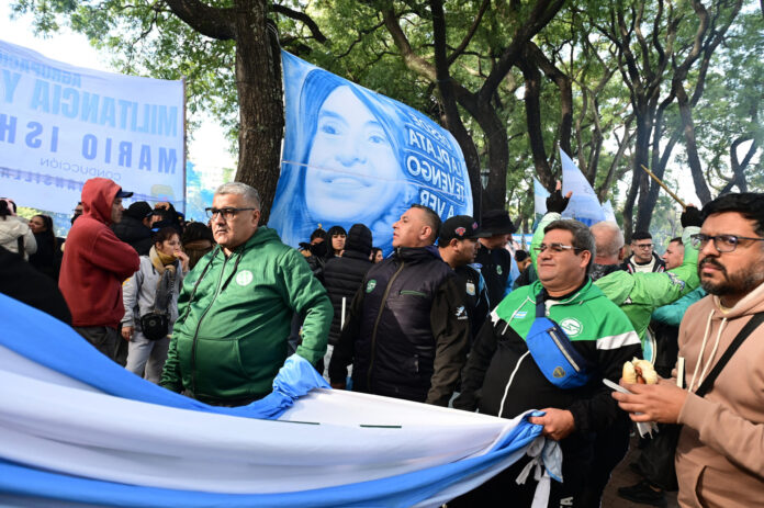 Simpatizantes de la expresidenta de Argentina Cristina Fernández asisten a un acto político por el Día de la Bandera en donde piden la libertad de Fernández este 20 de junio de 2026, en Buenos Aires (Argentina). EFE/ Matías Martín Campaya
