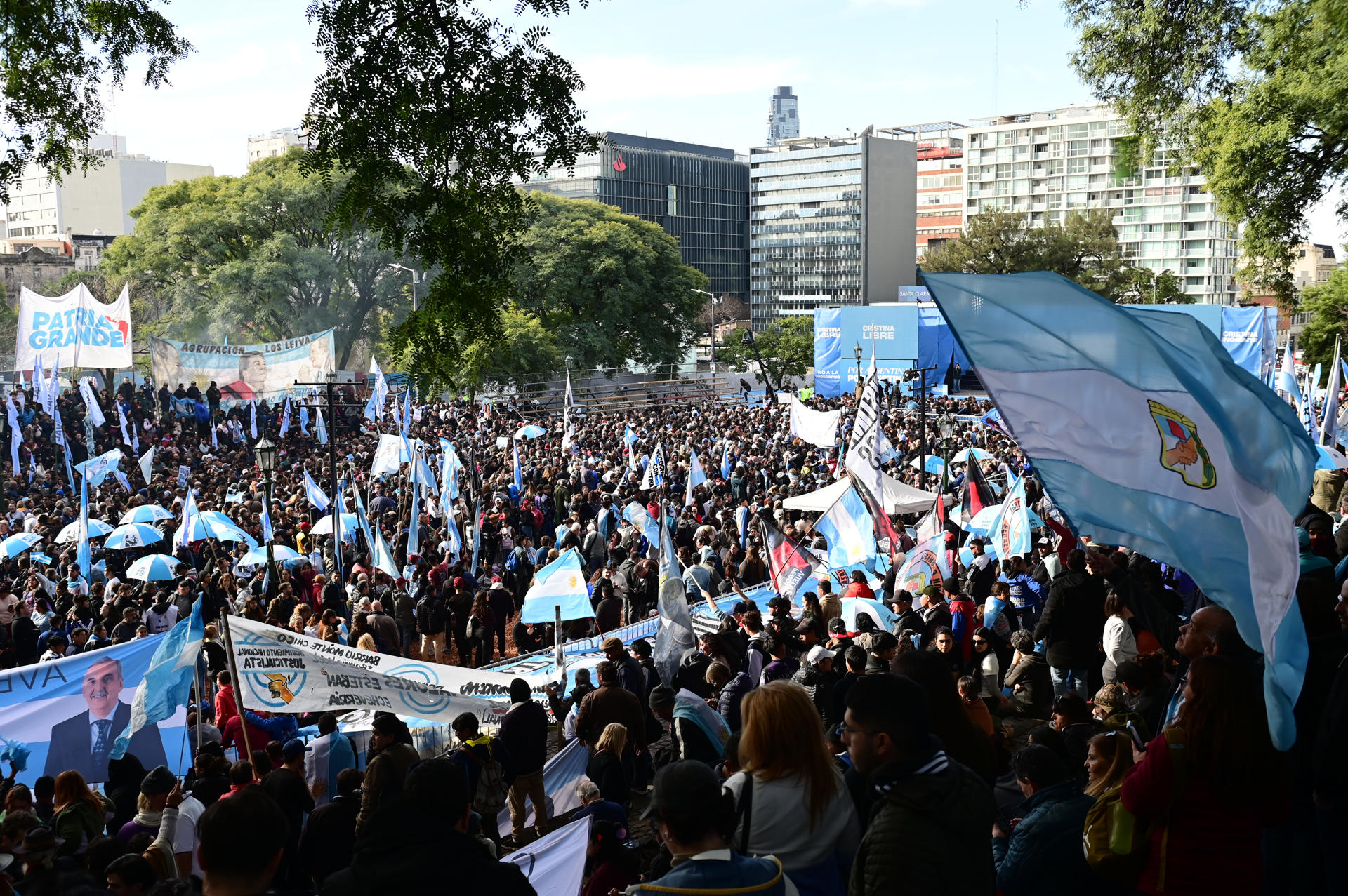 AME2680. BUENOS AIRES (ARGENTINA), 20/06/2026.- Simpatizantes de la expresidenta de Argentina Cristina Fernández asisten a un acto político por el Día de la Bandera en donde piden la libertad de Fernández este 20 de junio de 2026, en Buenos Aires (Argentina). EFE/ Matías Martín Campaya
