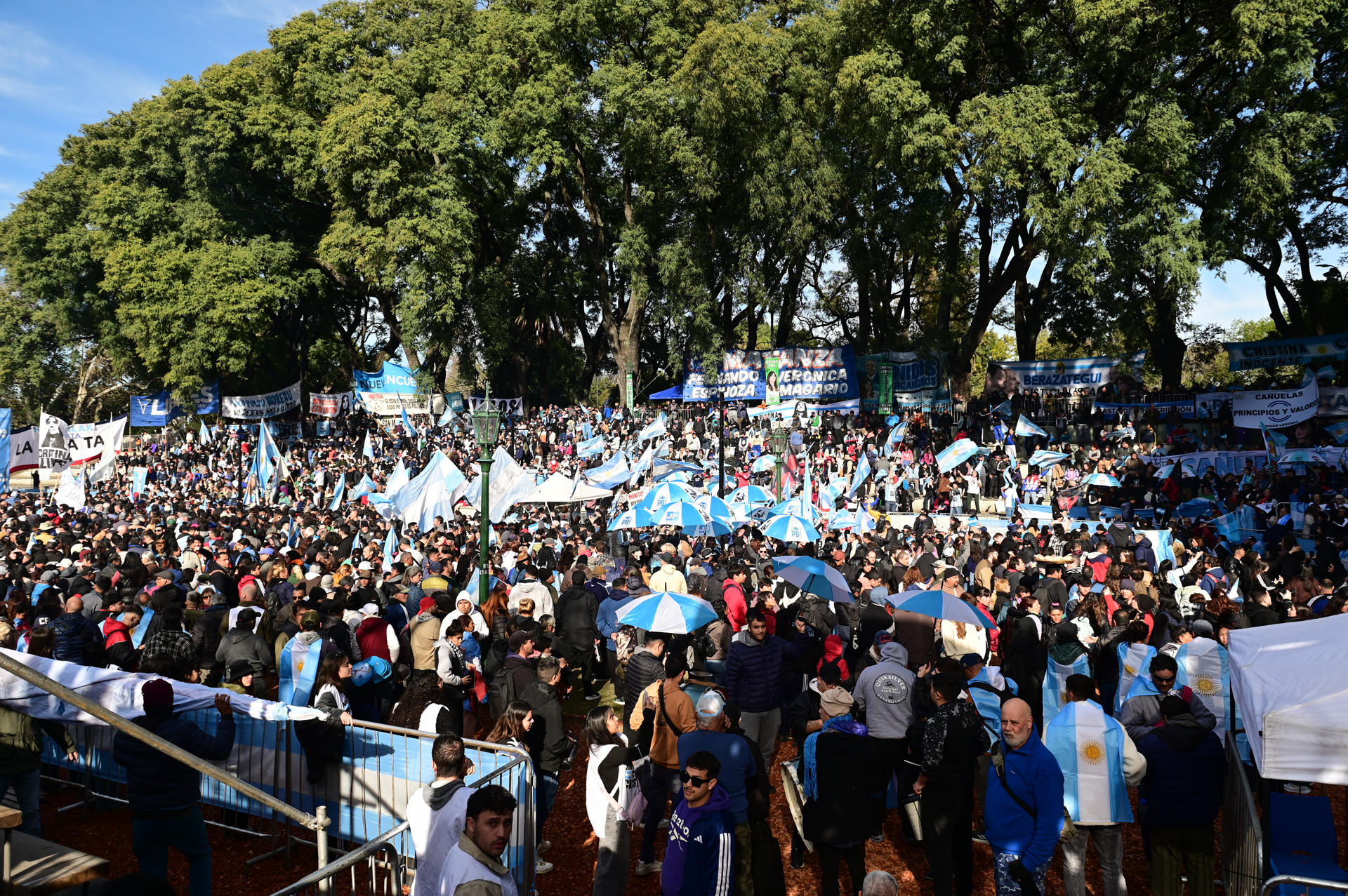 Simpatizantes de la expresidenta de Argentina Cristina Fernández asisten a un acto político por el Día de la Bandera en donde piden la libertad de Fernández este 20 de junio de 2026, en Buenos Aires (Argentina). EFE/ Matías Martín Campaya
