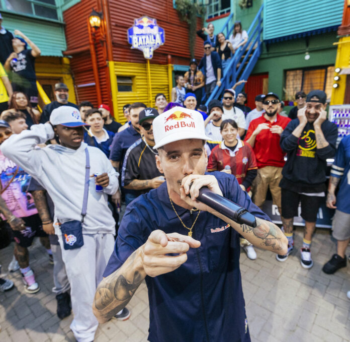 El malagueño Skone, campeón internacional de Red Bull Batalla en 2016 y bicampeón nacional. Red Bull Batalla arranca su vigésimo primera edición con la confirmación del regreso de leyendas como Skone o Gazir, que tratarán de discutir el reinado de un Bnet que defiende su corona por última vez, en una temporada que culminará el próximo 6 de marzo en Tenerife, sede por primera vez de una Final Nacional de la competición más prestigiosa de 'freestyle'. EFE/Gianfranco Tripodo / Red Bull -SÓLO USO EDITORIAL/SOLO USO PERMITIDO PARA ILUSTRAR LA NOTICIA QUE APARECE EN EL PIE DE FOTO (CRÉDITO OBLIGATORIO)-
