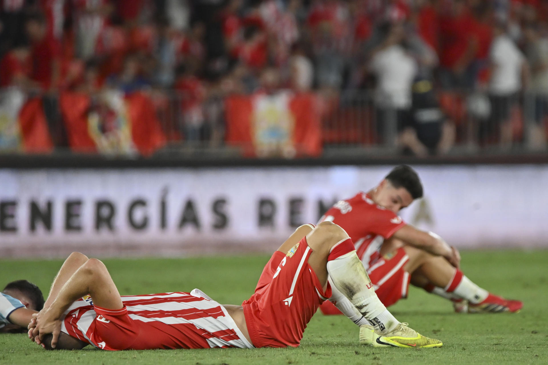 Los jugadores del Almeria a la finalización del encuentro de vuelta por el ascenso a primera división que han disputado este sábado Almeria y Málaga en el UD Almeria Stadium. EFE / Jorge Zapata.
