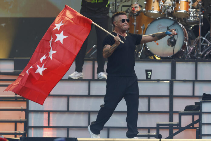 El cantante Alejandro Sanz durante el concierto ofrecido este sábado en el estadio Metropolitano, en Madrid. EFE/ J.J.Guillén
