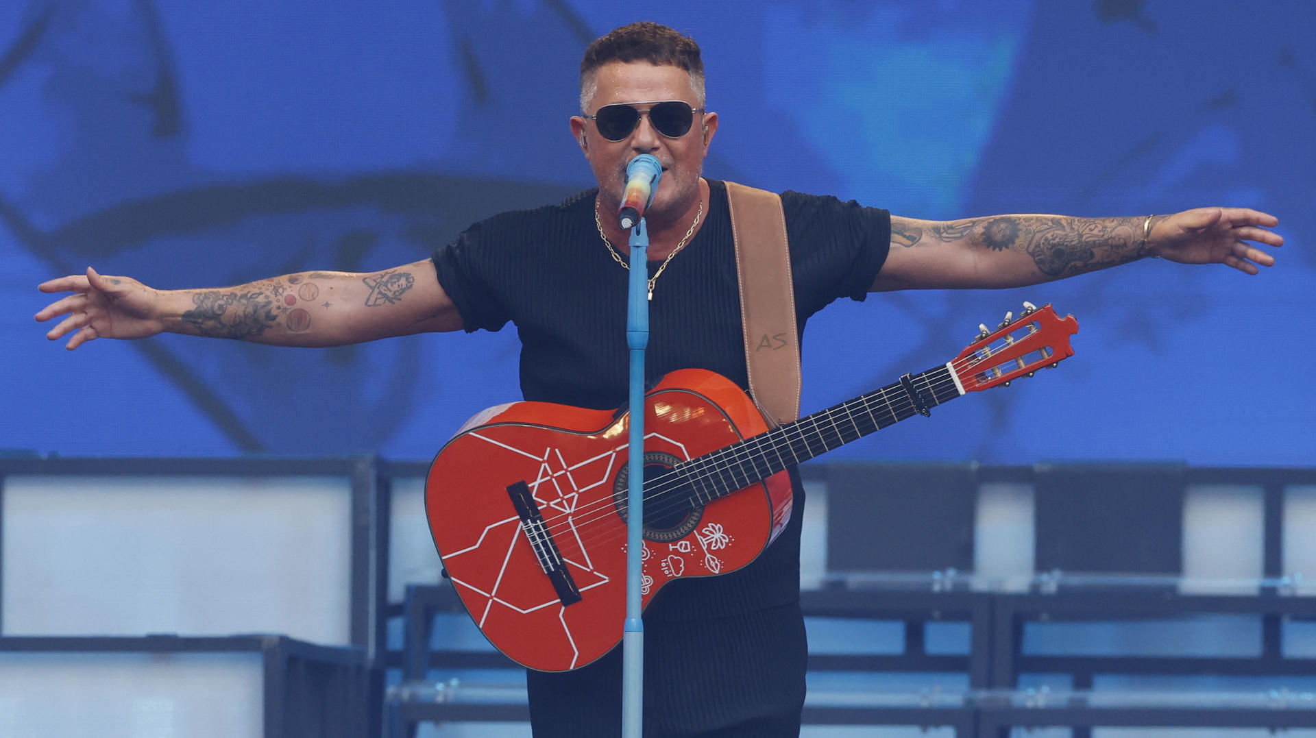 El cantante Alejandro Sanz durante el concierto ofrecido este sábado en el estadio Metropolitano, en Madrid. EFE/ J.J.Guillén