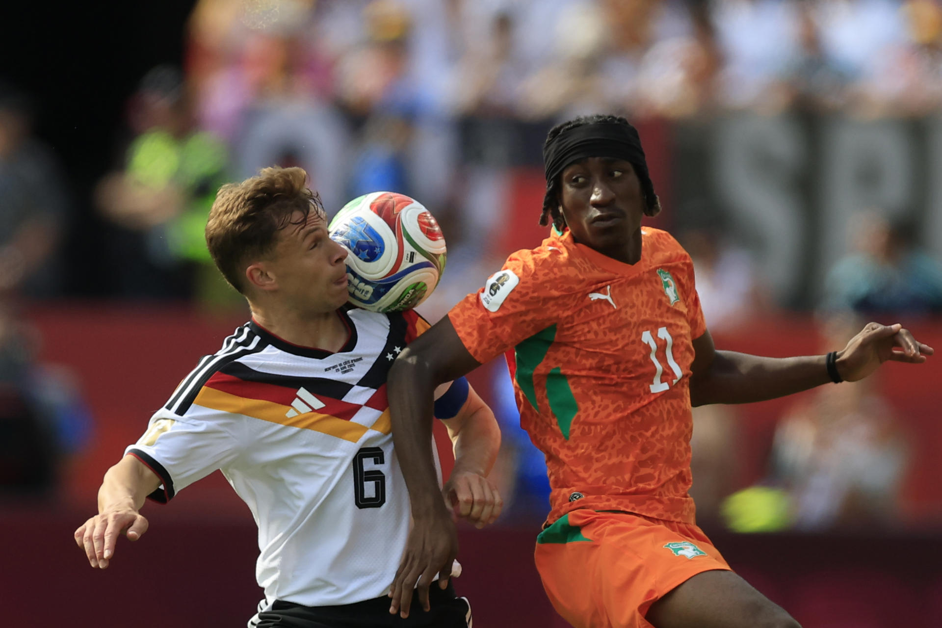 Joshua Kimmich (i), de Alemania, disputa el balón con Yan Diomande, de Costa de Marfil, en un partido del grupo E del Mundial de la FIFA 2026 entre Alemania y Costa de Marfil en el estadio BMO en Toronto (Canadá). EFE/ Bienvenido Velasco