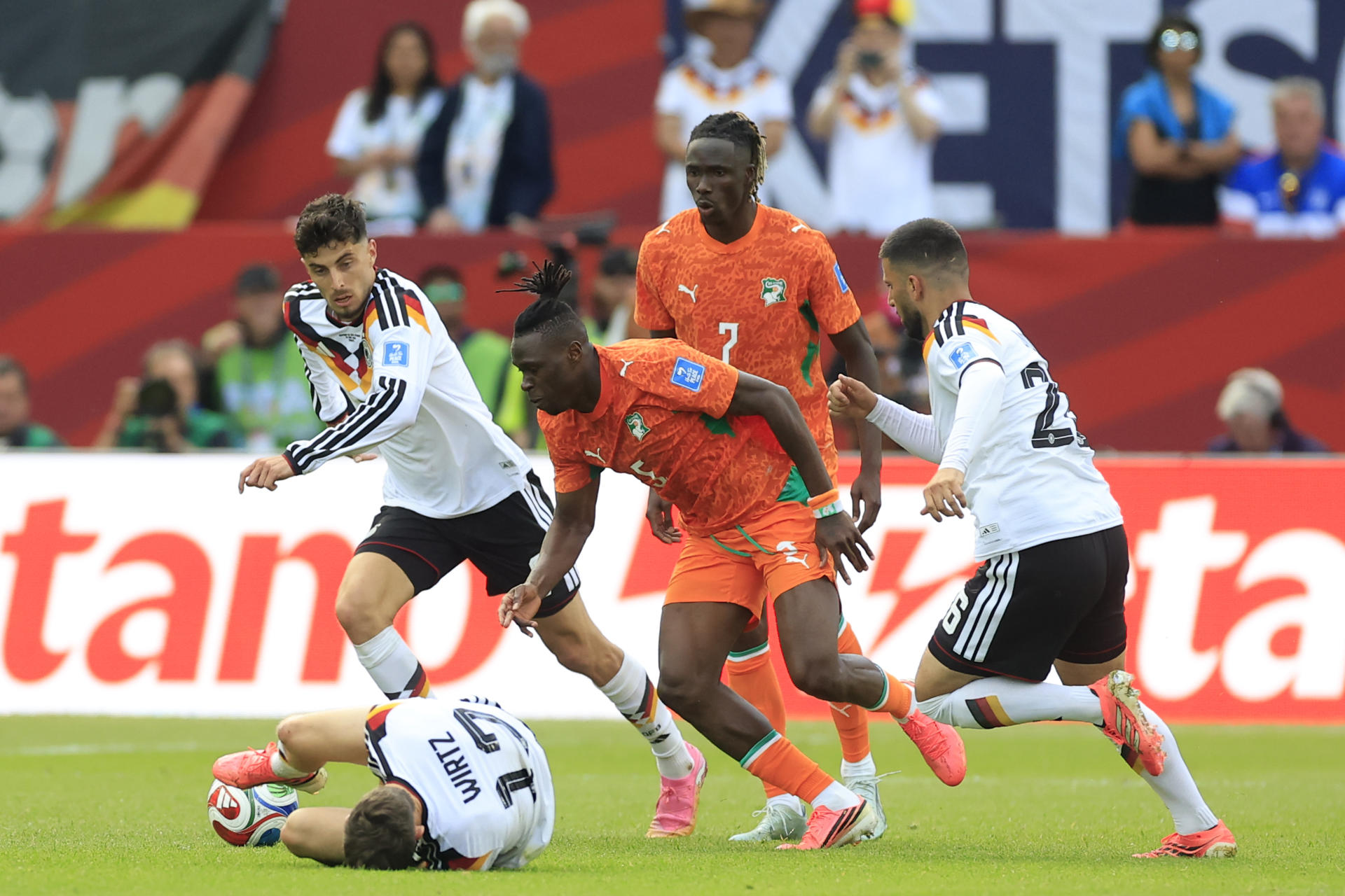 Kai Havertz (i) y Deniz Undav (d), de Alemania, disputan el balón con Wilfried Singo, de Costa de Marfil, en un partido del grupo E del Mundial de la FIFA 2026 entre Alemania y Costa de Marfil en el estadio BMO en Toronto (Canadá). EFE/ Bienvenido Velasco