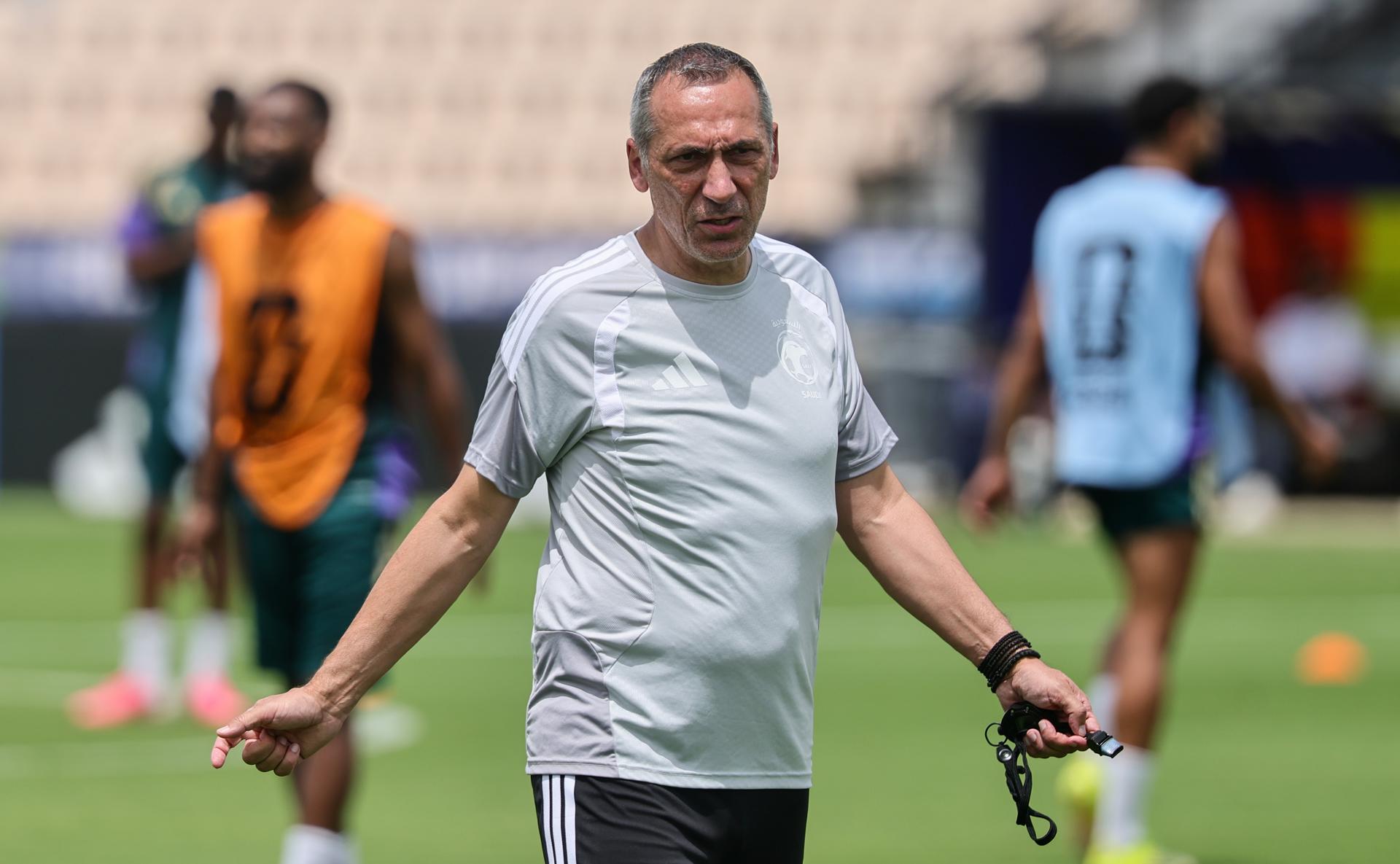 El seleccionador de Arabia Saudí, Georgios Donis, dirige una sesión de entrenamiento en Kennesaw, Georgia, EE. UU., antes del partido frente a España. EFE/EPA/RONALD WITTEK
