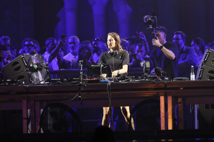 La DJ belga Charlotte de Witte durante su actuación en el Iconica Sevilla Fest que se celebra en la capital andaluza. EFE / José Manuel Vidal.

