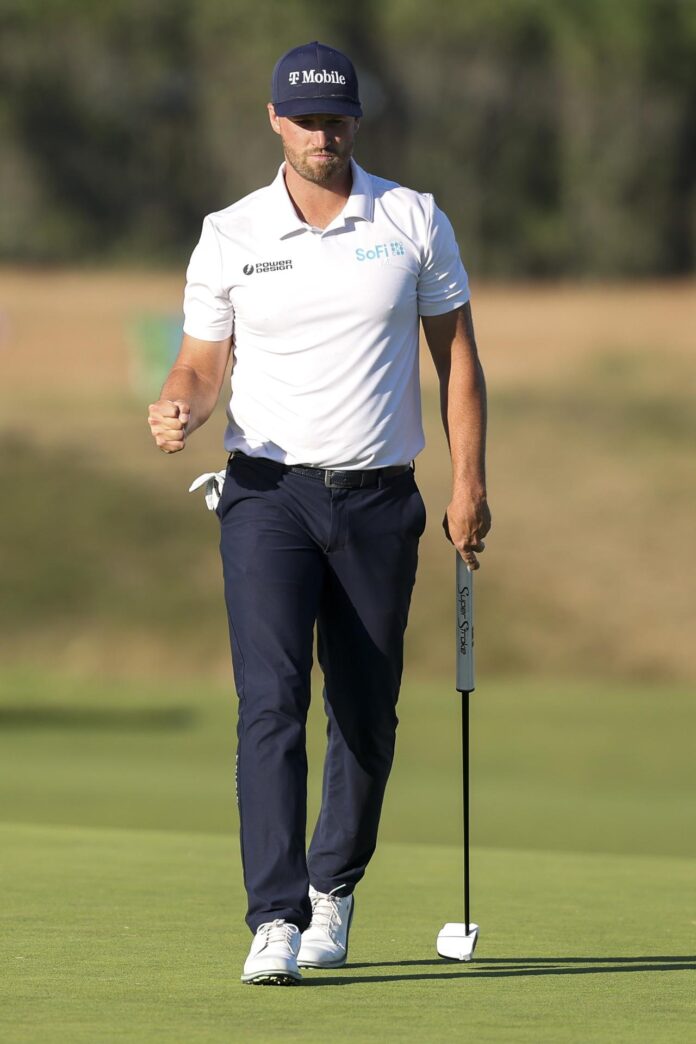 Wyndham Clark, de EE.UU., juega un golpe durante la tercera ronda del torneo de golf Abierto de EE.UU. 2026 en el club Shinnecock Hills Golf Club, en Southampton, Nueva York. EFE/EPA/SARAH YENESEL
