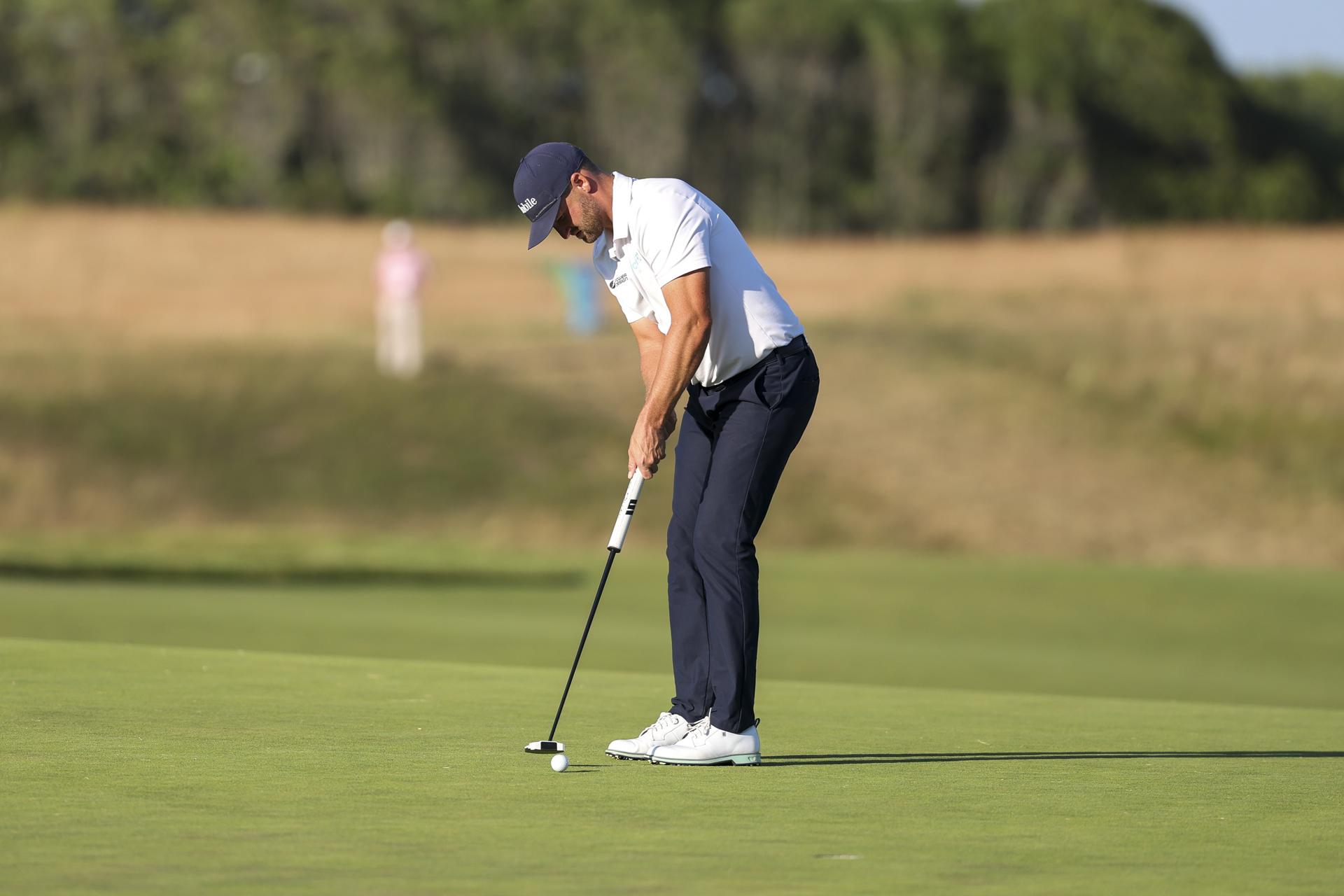 Wyndham Clark, de EE.UU., juega un golpe durante la tercera ronda del Abierto de Golf de EE.UU. 2026 en el Shinnecock Hills Golf Club en Southampton, Nueva York. EFE/EPA/SARAH YENESEL