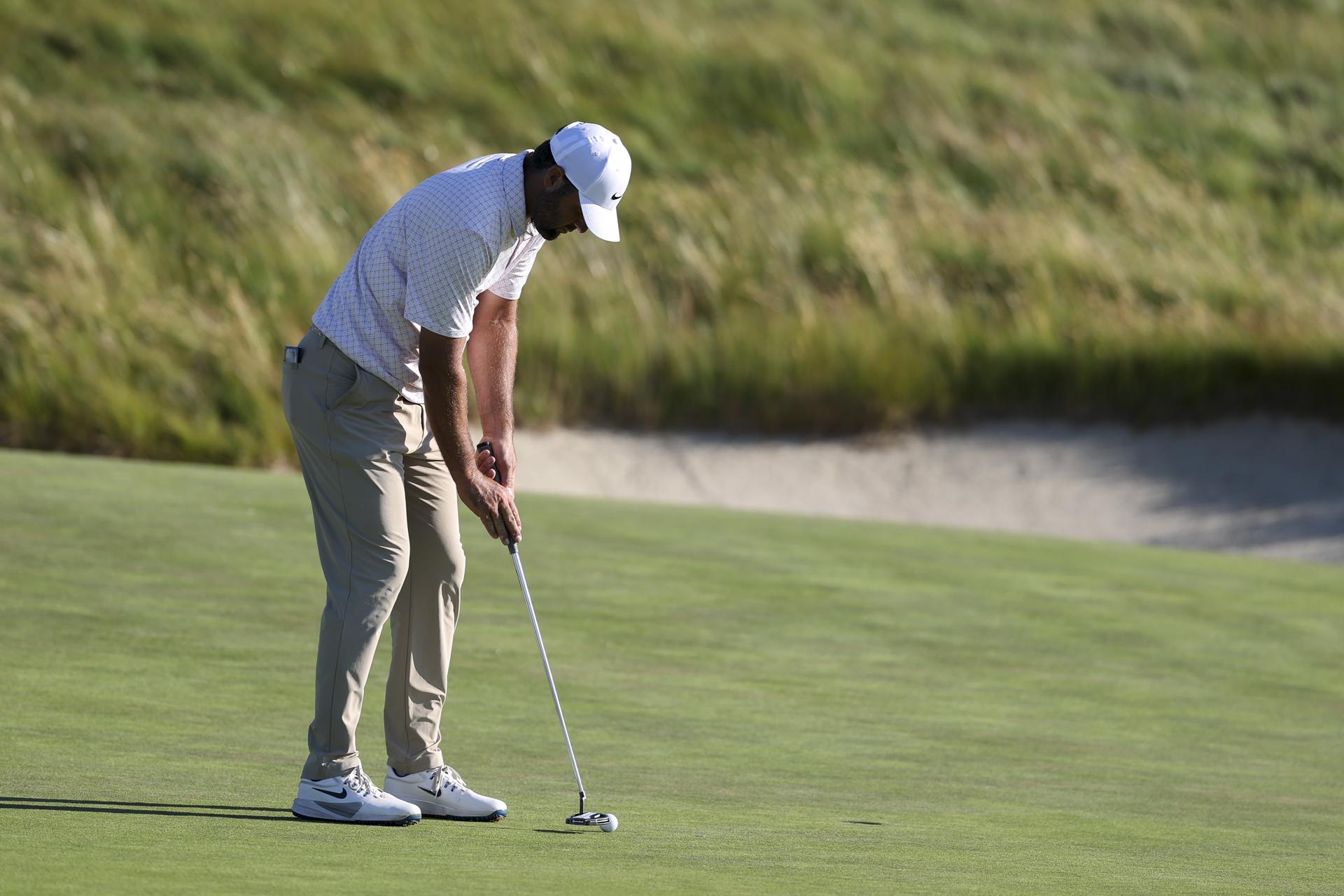Scottie Scheffler, de Estados Unidos, golpea la bola durante la tercera ronda del Abierto de Estados Unidos de golf 2026 en el Club de Golf Shinnecock Hills en Southampton, Nueva York. EFE/EPA/SARAH YENESEL
