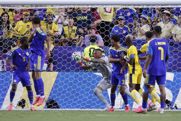Eloy Room (c), portero de Curazao, ataja un balón ante Ecuador en el Mundial 2026 en el estadio Arrowhead en Kansas City (Estados Unidos). EFE/Juan Ignacio Roncoroni

