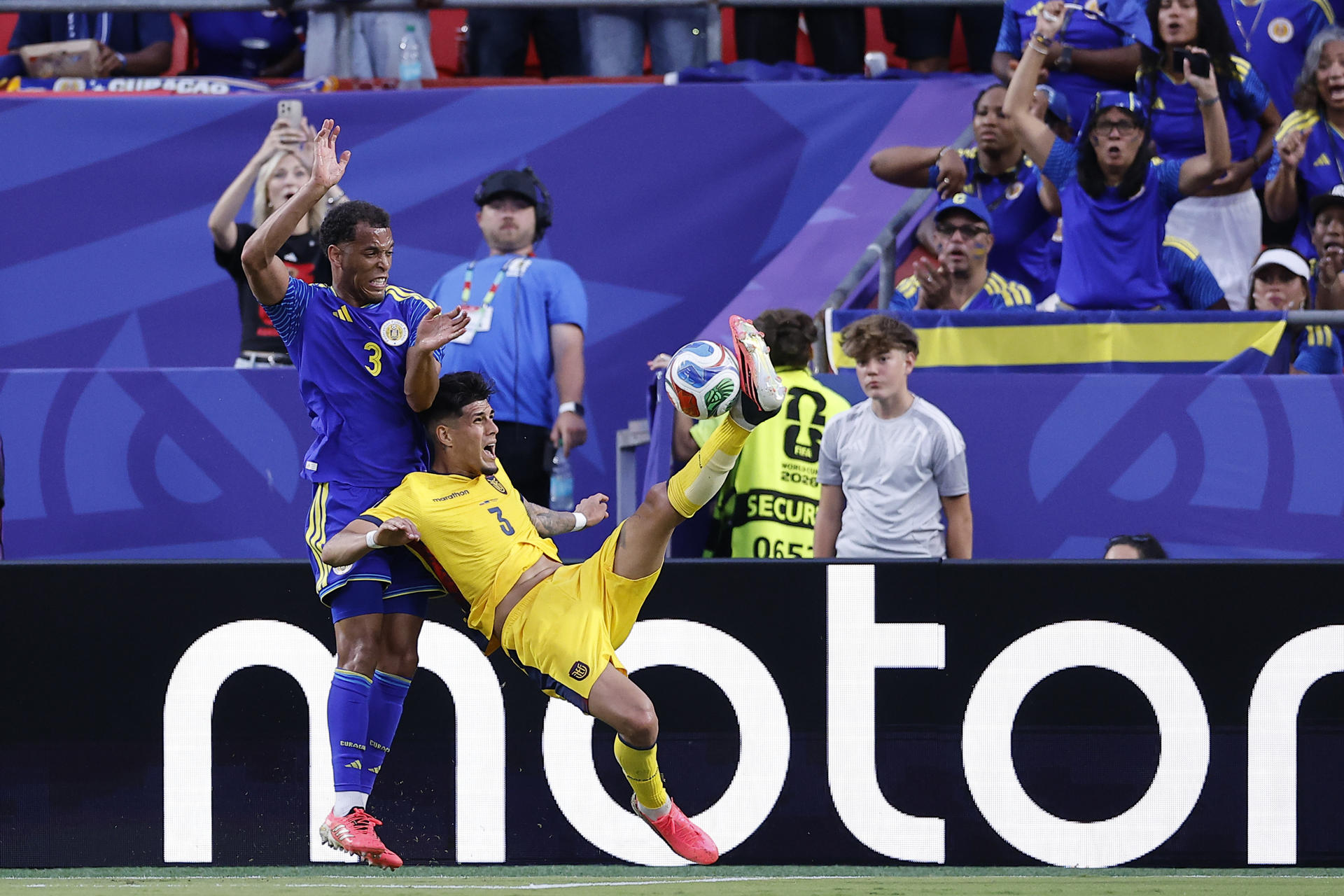 Piero Hincapé (d), de Ecuador, disputa un balón con Jurien Gaari, de Curazao, en un partido del grupo E del Mundial 2026 en Kansas City. EFE/Juan Ignacio Roncoroni
