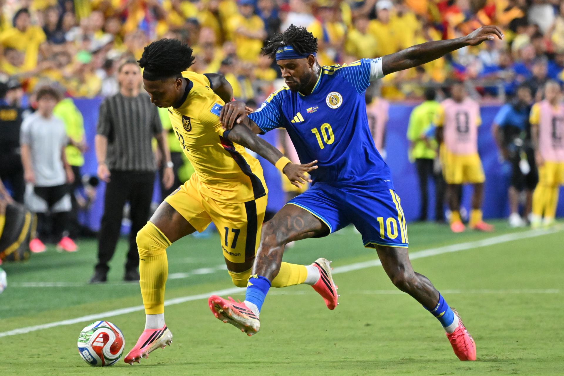 Angelo Preciado (i), de Ecuador, es marcado por Leandro Bacuna, de Curazao. EFE/EPA/AMY KONTRAS
