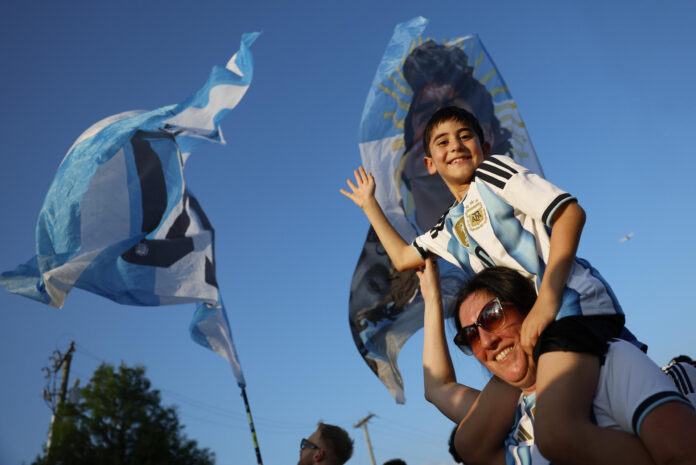 Hinchas de Argentina animan este sábado, en Euless (EE.UU.), a dos días del partido de la Albiceleste frente a Austria en el Mundial 2026. EFE/ Mariscal
