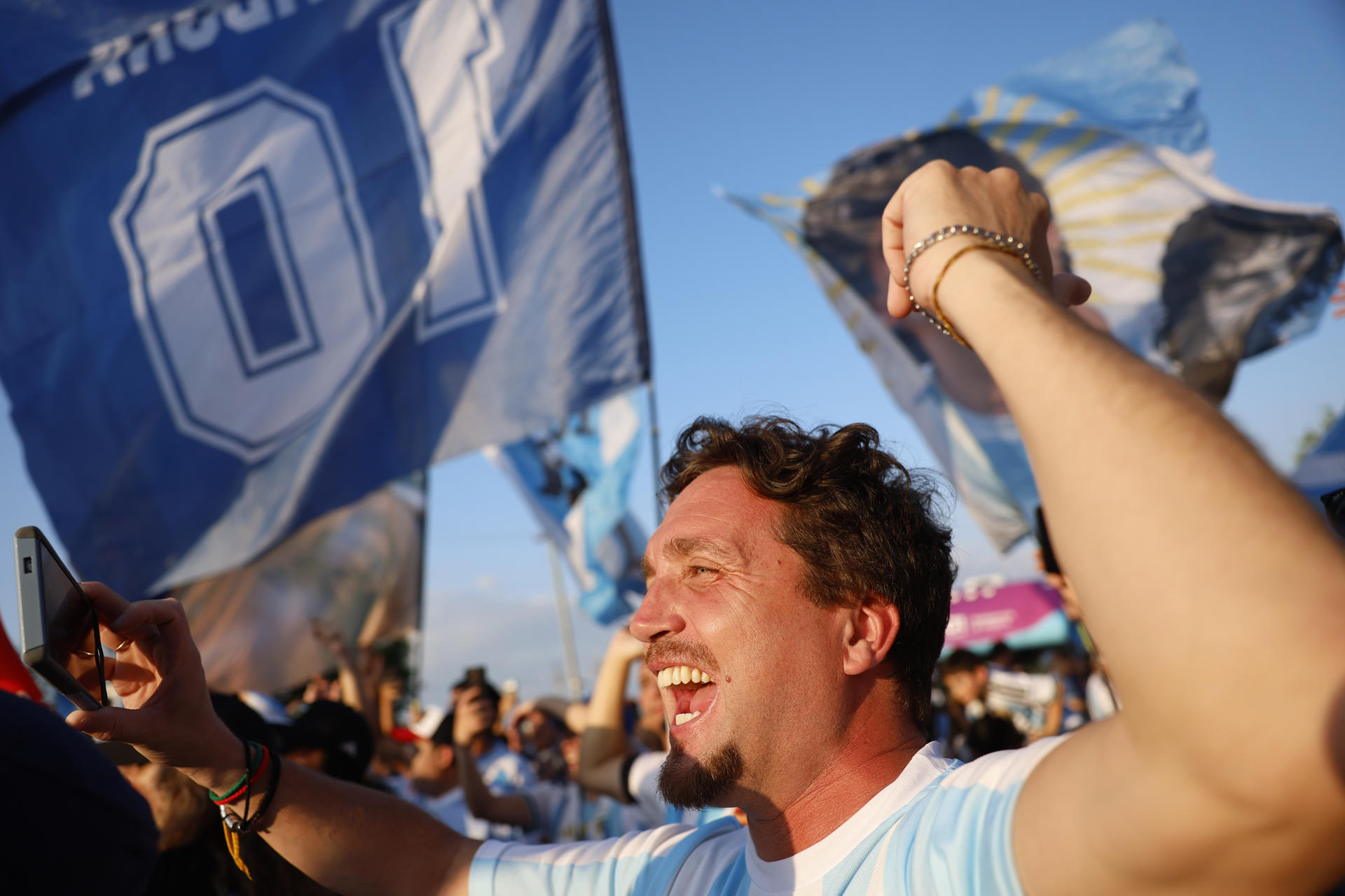 Hinchas de Argentina animan este sábado, en Euless (EE.UU.), a dos días del partido de la Albiceleste frente a Austria en el Mundial 2026. EFE/ Mariscal